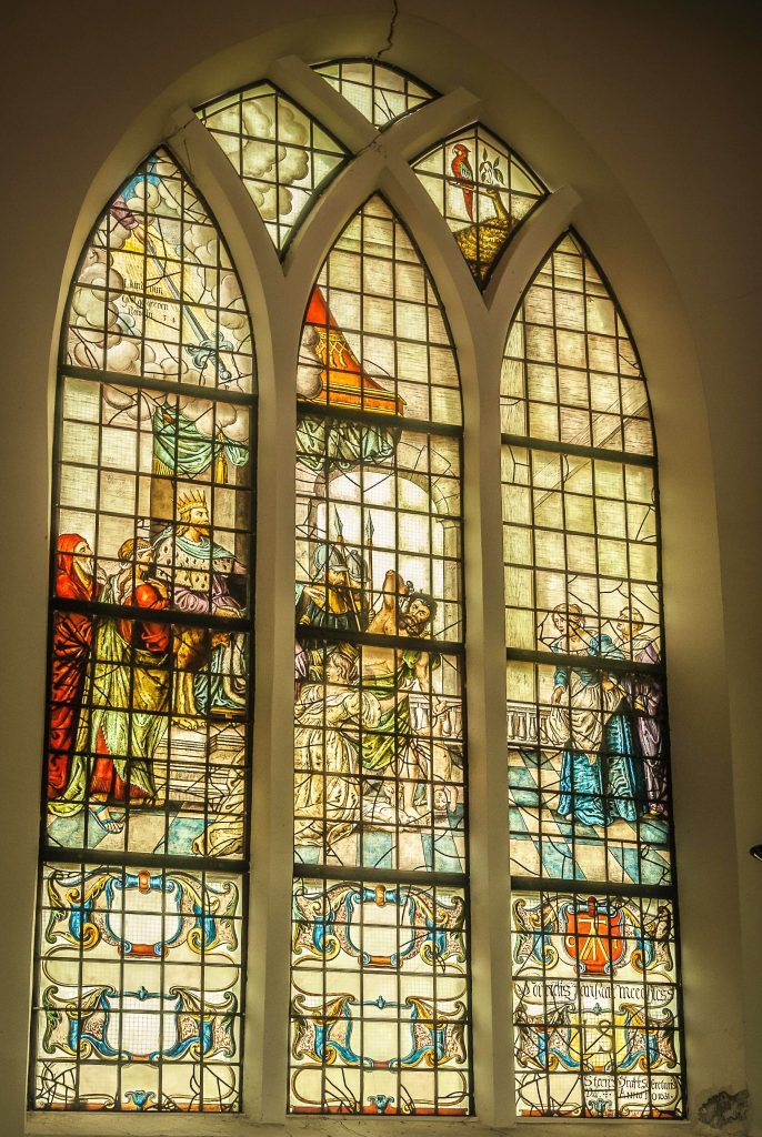 Gebrandschilderd raam in de Grote kerk van Schermerhorn