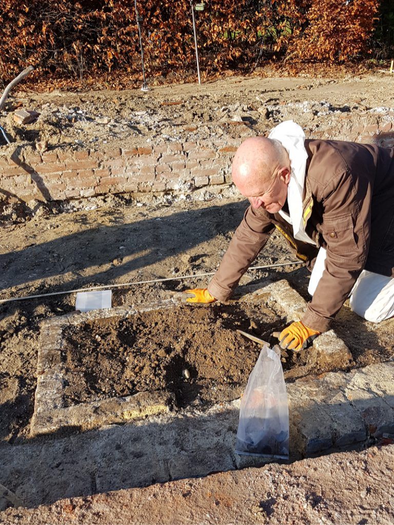 Onderzoek van de 18de-eeuwse haardbak.