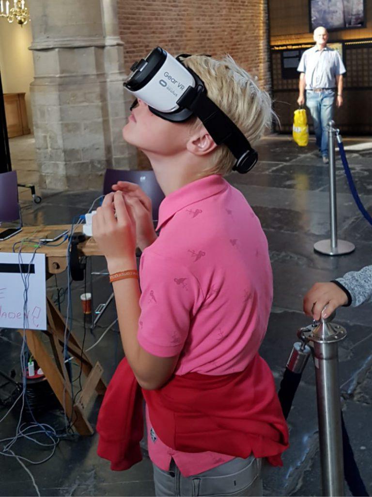 Met een VR-bril tijdens Open Monumentendag in De Grote Kerk.