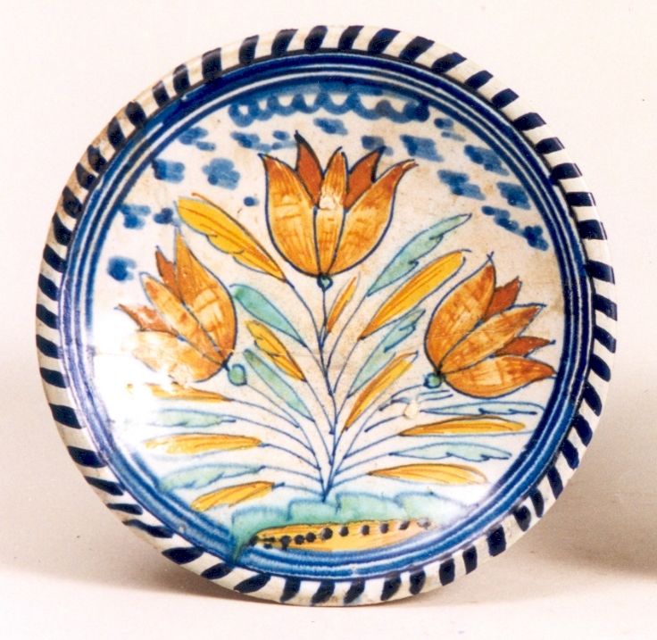 Majolica bordje met tulpen