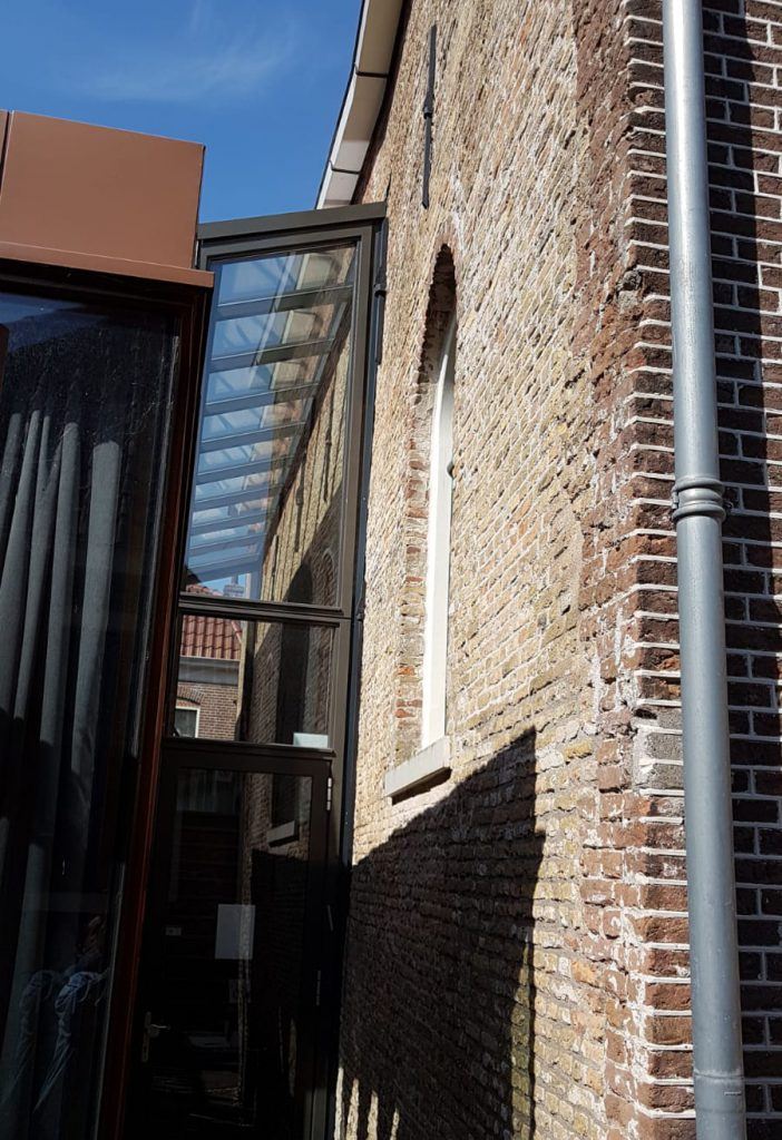 De overgang van oud- naar nieuwbouw in de Synagoge aan de Hofstraat