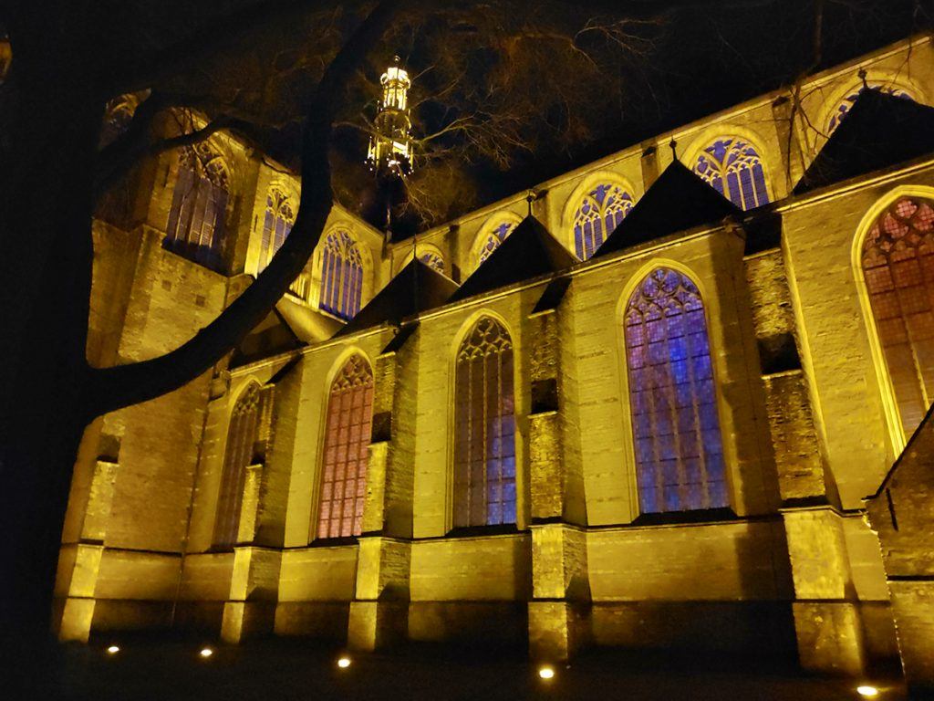 Grote Sint laurenskerk paars verlicht