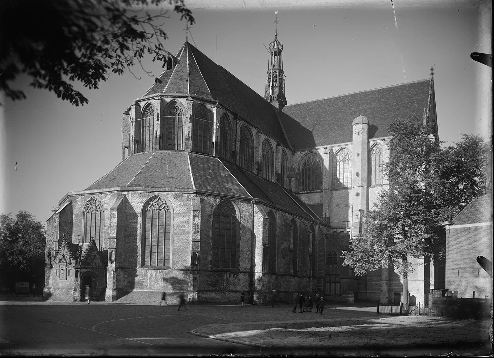 Grote Sint Laurenskerk. Noordoostzijde Circa 1932