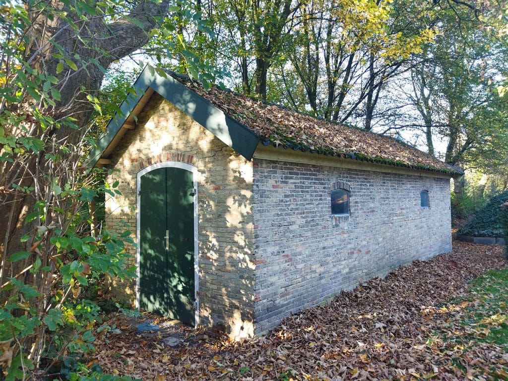 Sint Laurentiuskerk Oudorp lijkenhuisje in de tuin