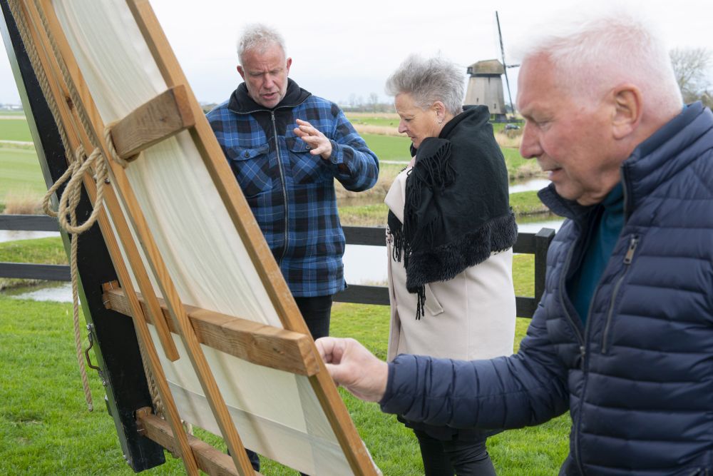 Wethouder Elly Konijn, samen met de molenaar, bij de nieuwe wiek van bovenmolen G