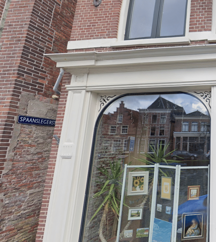 Yogallery Alkmaar Open snijwerk boven de ramen