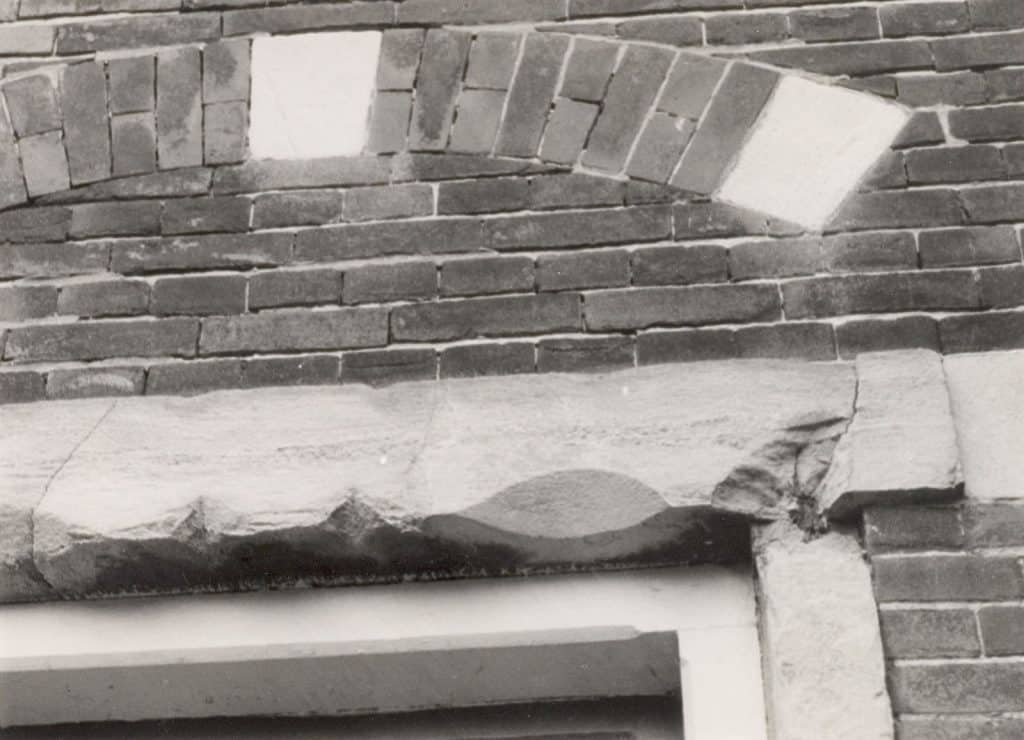 Zie de roestschade aan het natuursteen boven het raam. Segmentboog. Datering 1988. Foto: J. Elsinga. Elsinga, J. / collectie Regionaal Archief Alkmaar / RAA011003369.