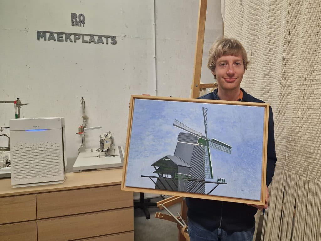 Alkmaekers Berend Post met schilderij Houtzaagmolen