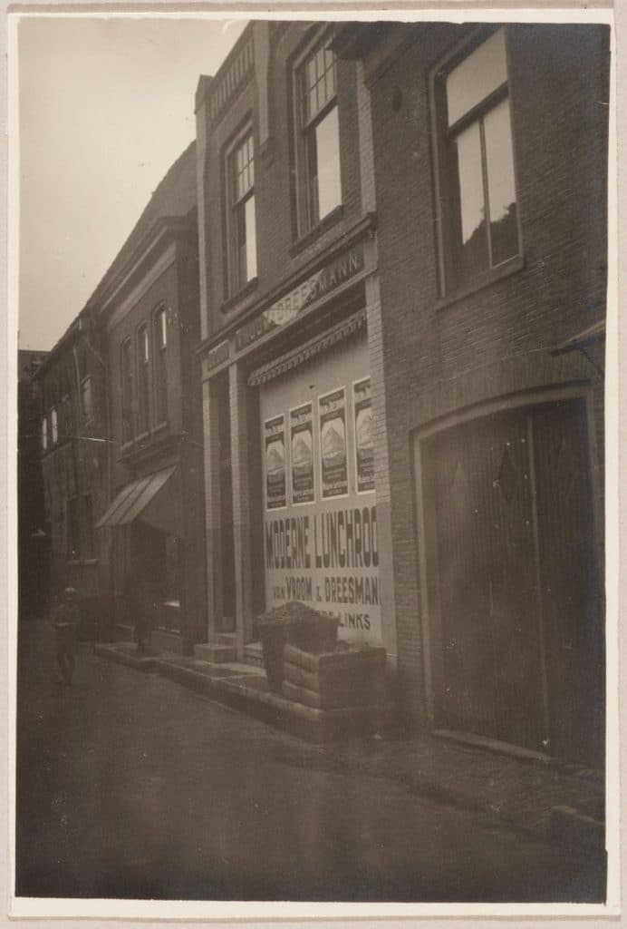 Achterzijde van het pand van V&D. Bord : Moderne Lunchroom van Vroom en Dreesmann, Circa 1925
Onbekend / Collectie Regionaal Archief Alkmaar / FO 1000542.