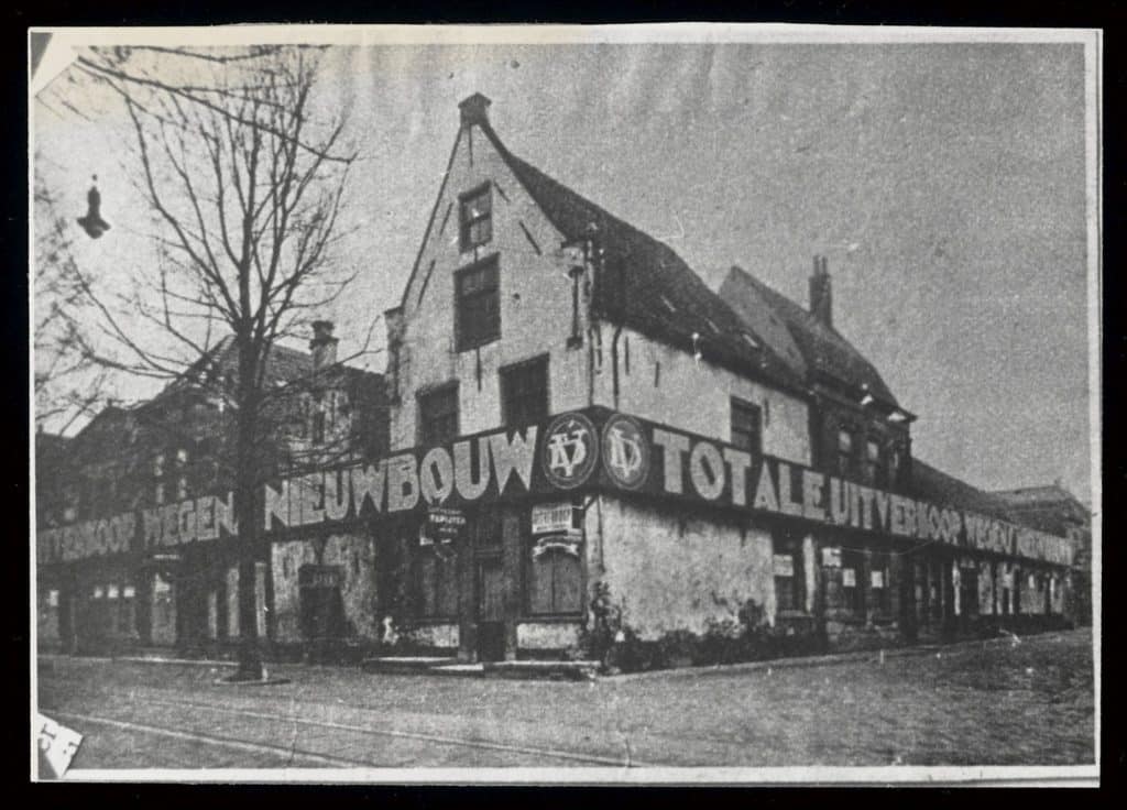 Hoek Laat Ridderstraat. Aan de gevels borden met Totale uitverkoop wegens nieuwbouw' en het logo van de V&D 1925.
Onbekend / Collectie Regionaal Archief Alkmaar / FO 1001794.