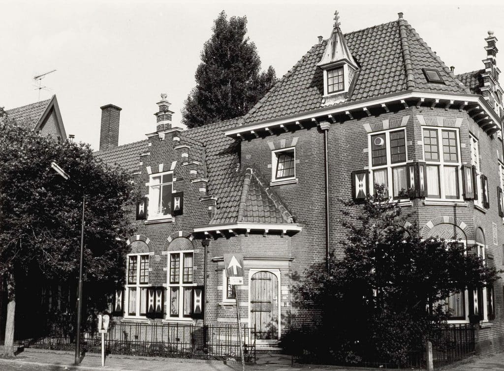 Rijksmonument. Trapgevels, kruisvensters, 1986
Elsinga, J. / collectie Regionaal Archief Alkmaar / RAA011000924.