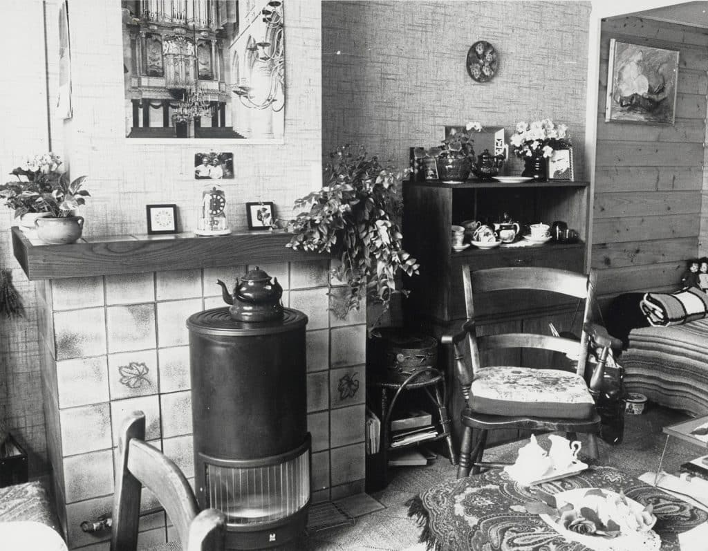 De keuken van Kanisstraat 6 (1983). In de vroege jaren van het hofje had elke kamer een eigen stookplaats. Twee kamers hadden een eigen keuken. De rest gebruikte de buitenkeuken die tot 1856 in de tuin stond.