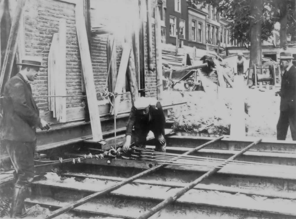 Tijdens de proefverrolling op vrijdag 25 juli de mannen aan de lier staan bij de boom op de achtergrond