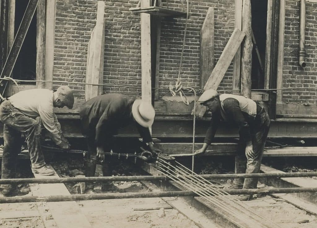 Op 25 juli slaagt een proef waarbij de toren in 10 minuten tijd 20 centimeter werd verrold. Van die proef is deze foto gemaakt. De man rechts is Hendrik Punt.