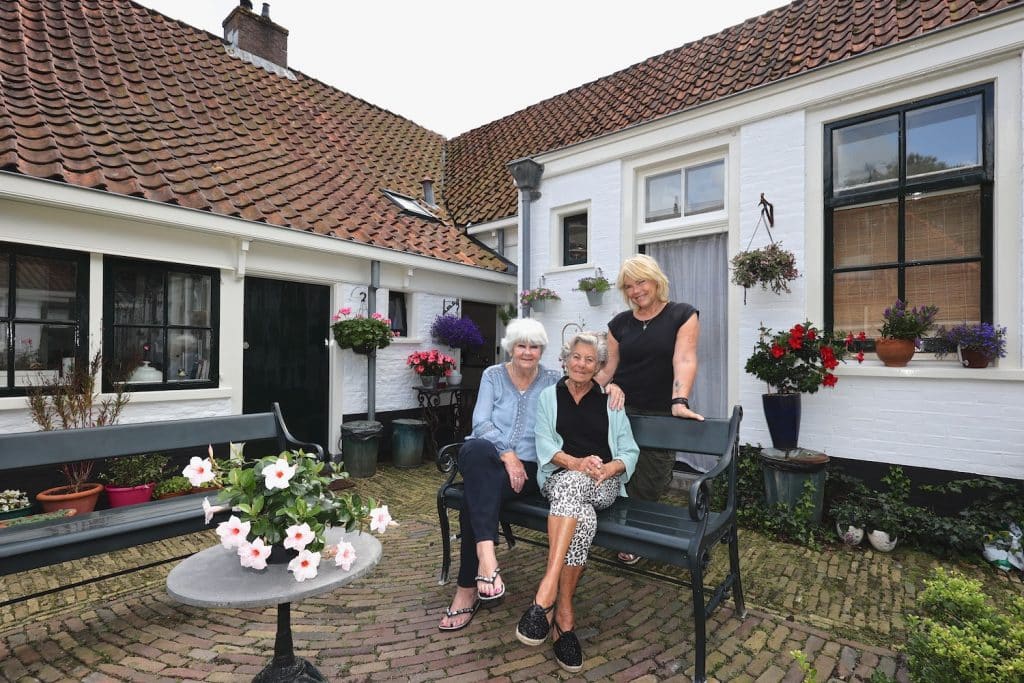 Twee medebewoonsters, Coco Granneman en Rita van Halem zijn bij An Kieft komen zitten.