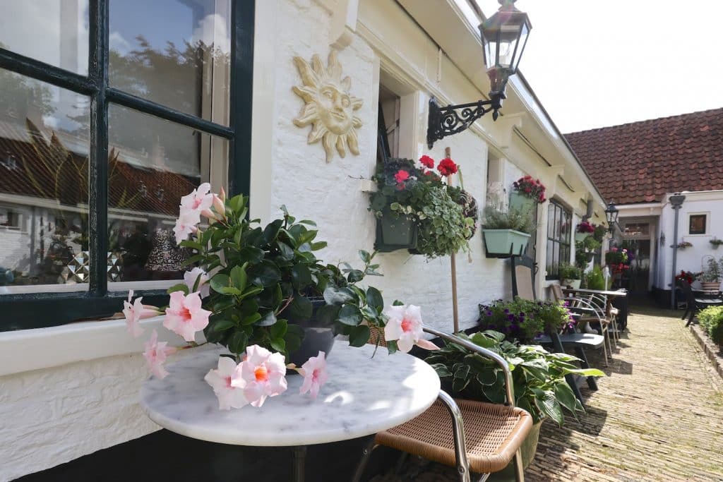 Binnentuin met prachtige bloempotten in het hofje van Paling en Van Foreest.