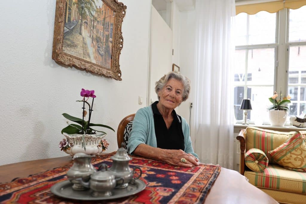 An Kieft, bewoonster van het hofje van Paling en Van Foreest, in haar huiskamer