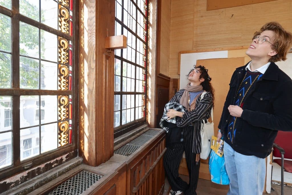 Beau en vriend in directiekamer V&D Alkmaar