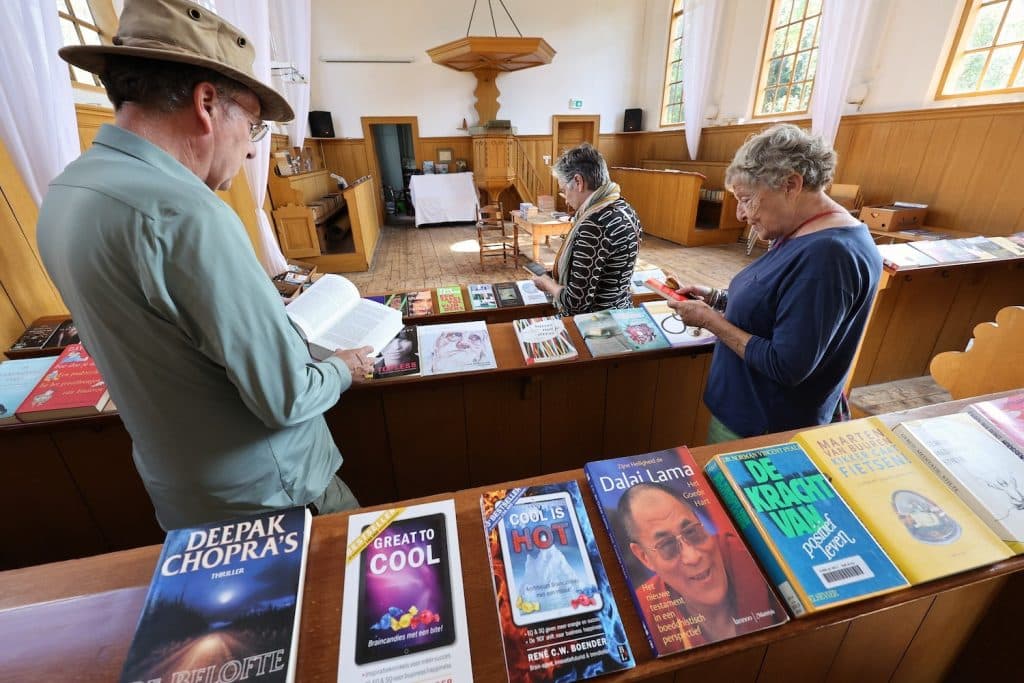 Boeken inkijken bij Noordeinder Vermaning