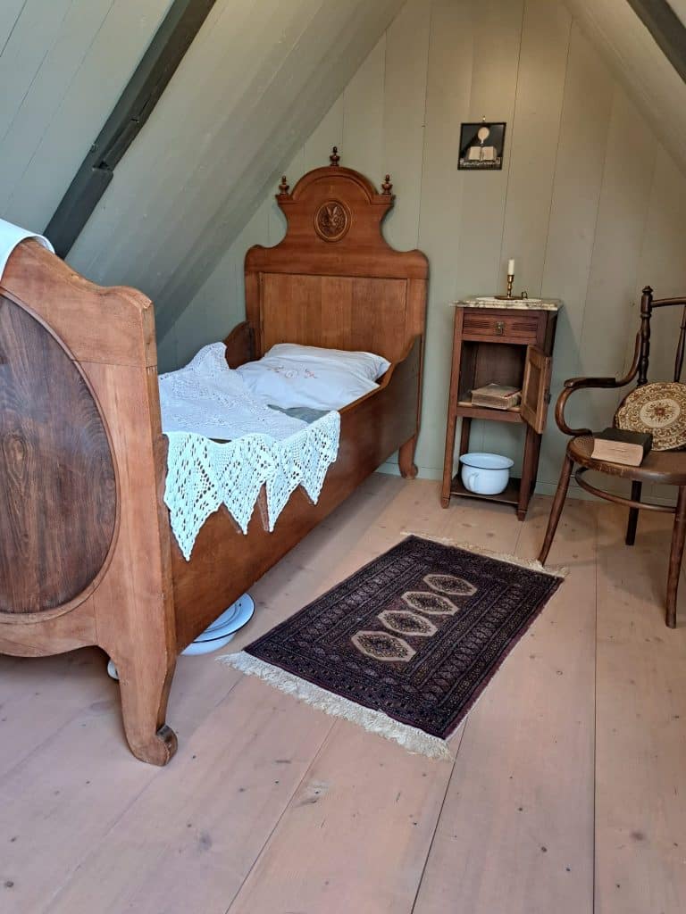 Bovenste kamer in 't Regthuysje. Met Bijbel op de stoel en steek onder bed