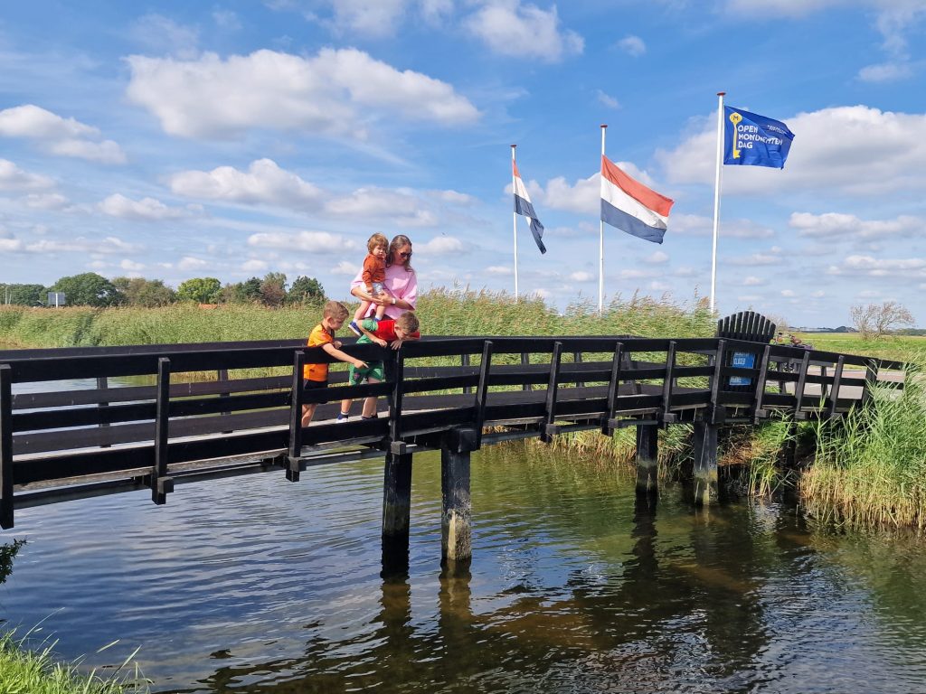 Brug met een moeder en 3 kinderen en vlaggen