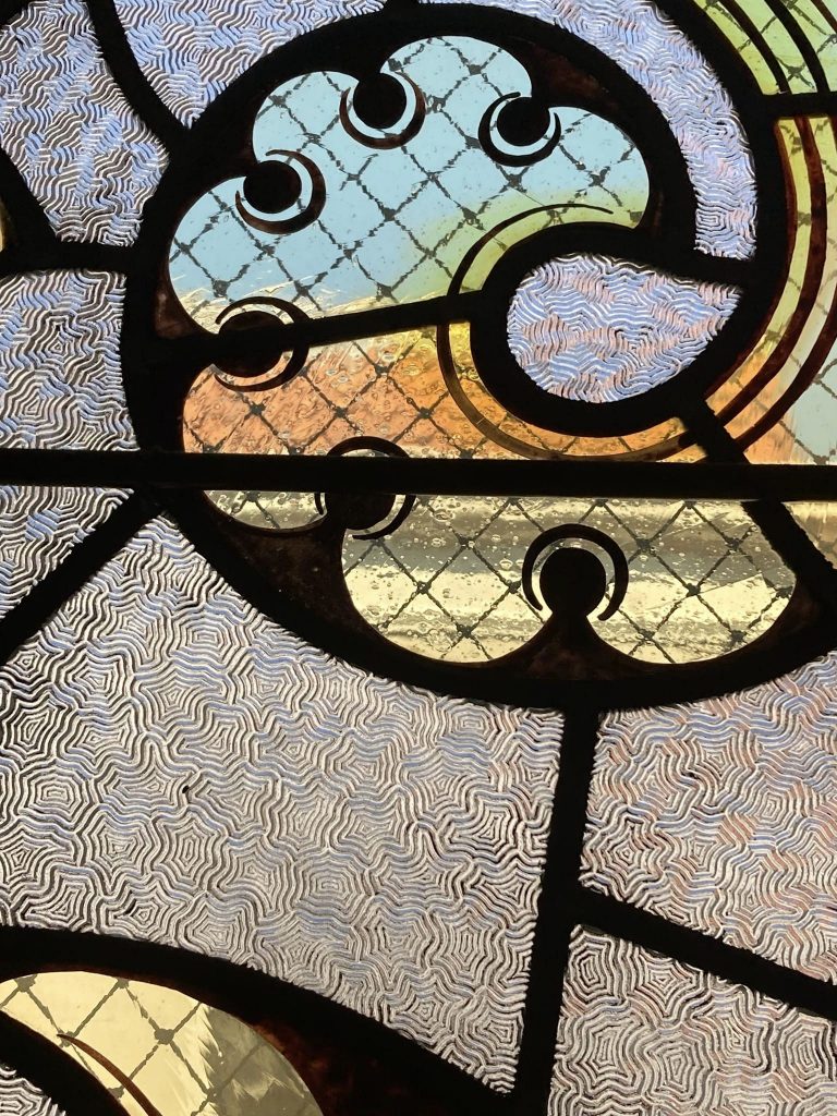 Detail van de Glas-in-loodramen.