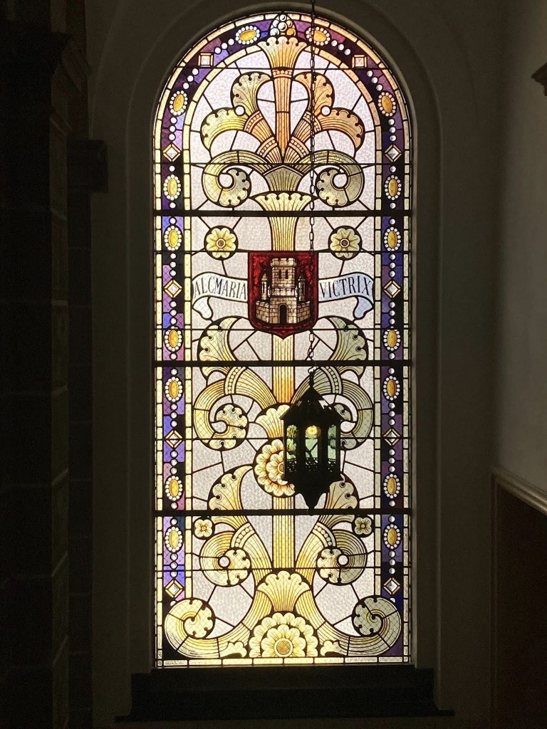 Glas-in-loodramen in het oude stadhuis van Alkmaar aan de Langestraat.