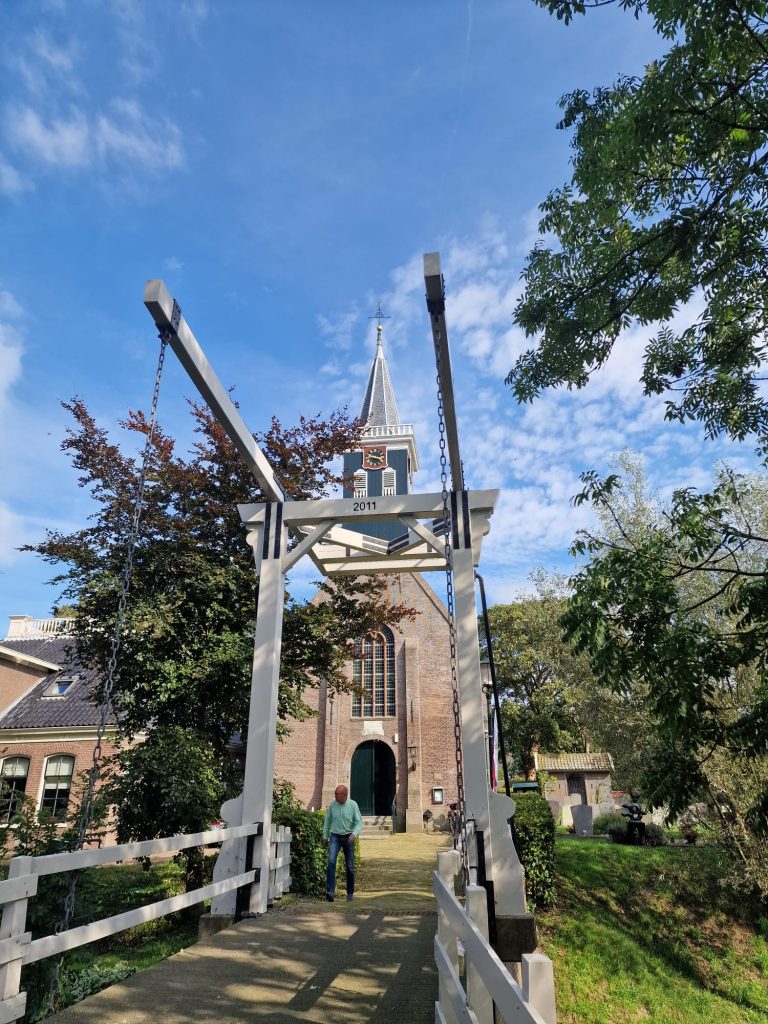 Dorpskerk Grootschermer met ophaalbrug op de voorgrond