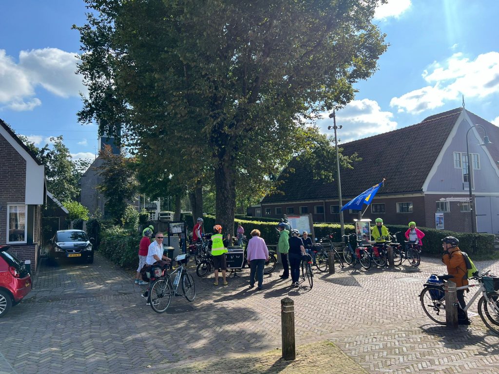 Grootschermer, vele bezoekers, op de achtergrond de Dorpskerk.