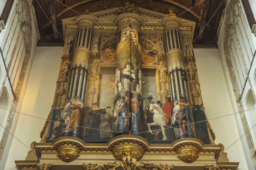 Orgel met de luiken dichtgeklapt zodat je de schildering kunt zien in de Grote Sint Laurenskerk