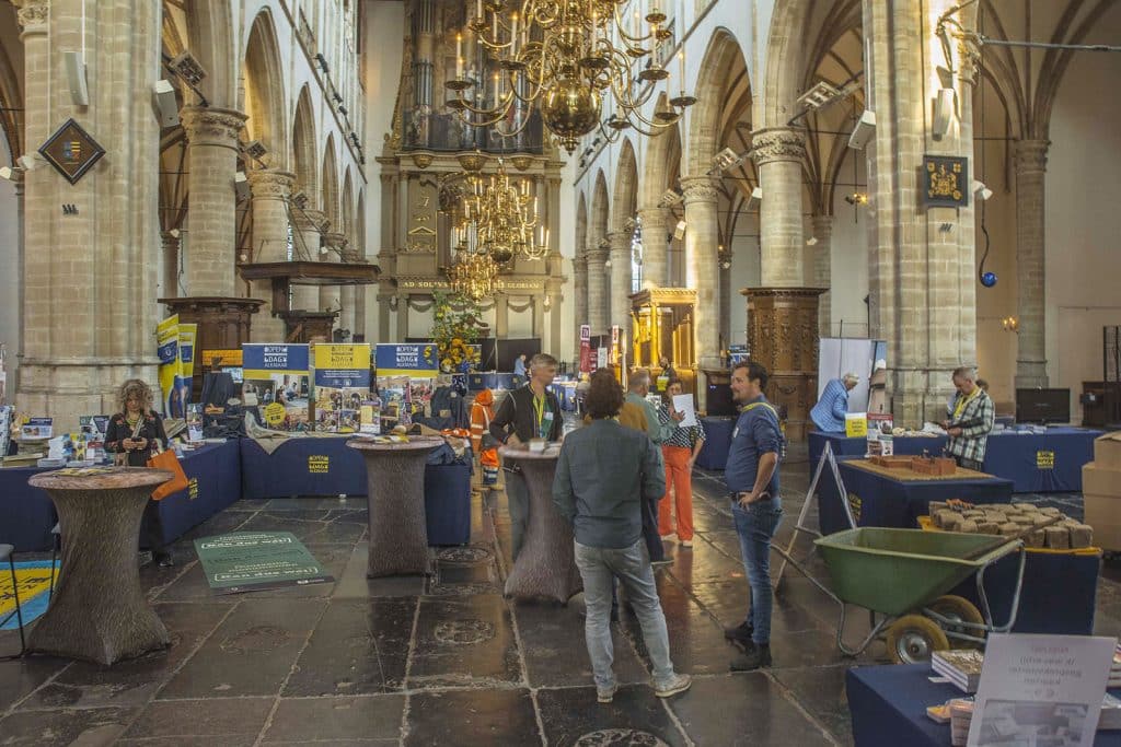 Opbouwen van alle tafels en kraampjes voor Open Monumentendag