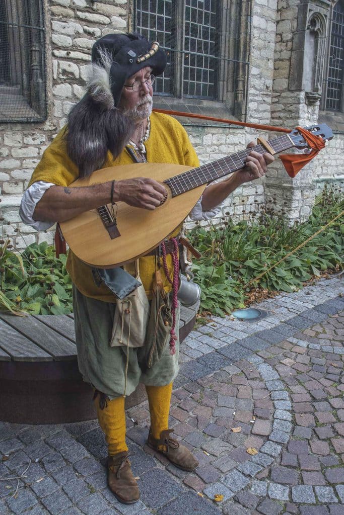 Muzikant bij de entree van de Grote Sint Laurenskerk