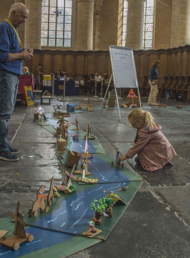 Kinderactiviteiten, kanaal bouwen, in de Grote Sint Laurenskerk