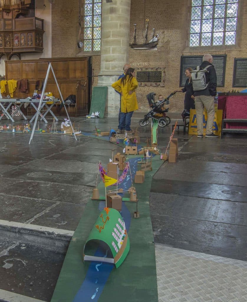 Kinderactiviteiten, kanaal bouwen, in de Grote Sint Laurenskerk