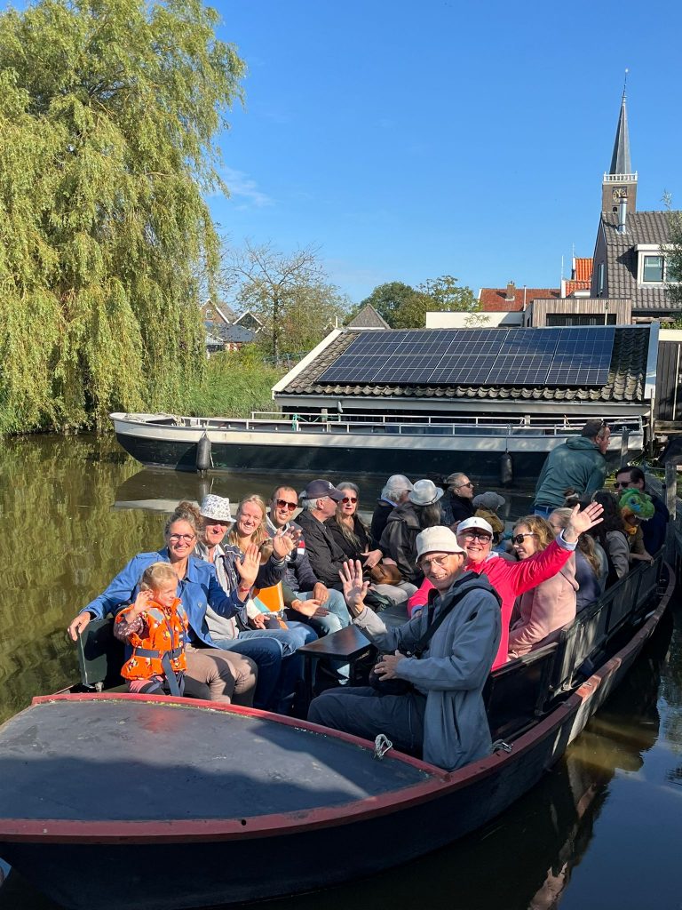 Kleinste Huisje Schermerhorn varen, de eerste boot van 11 uur is helemaal vol