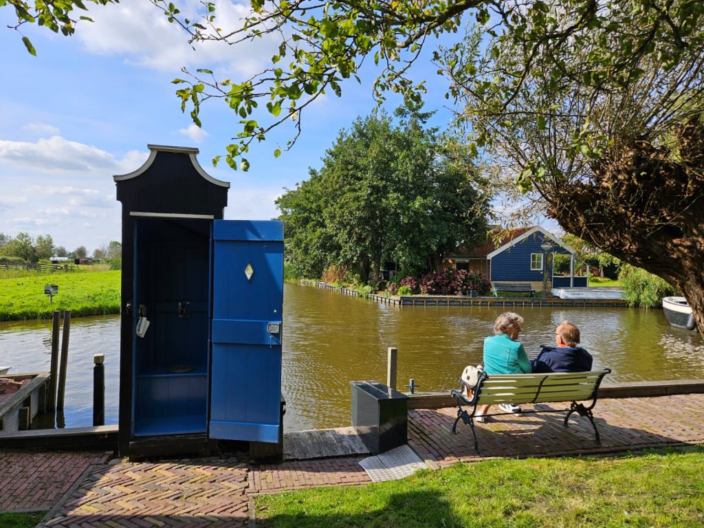 Kleinste Huisje Schermerhorn met links aan het water het buitentoilet.