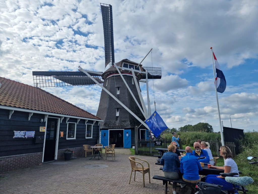 Korenmolen De Otter met vlag