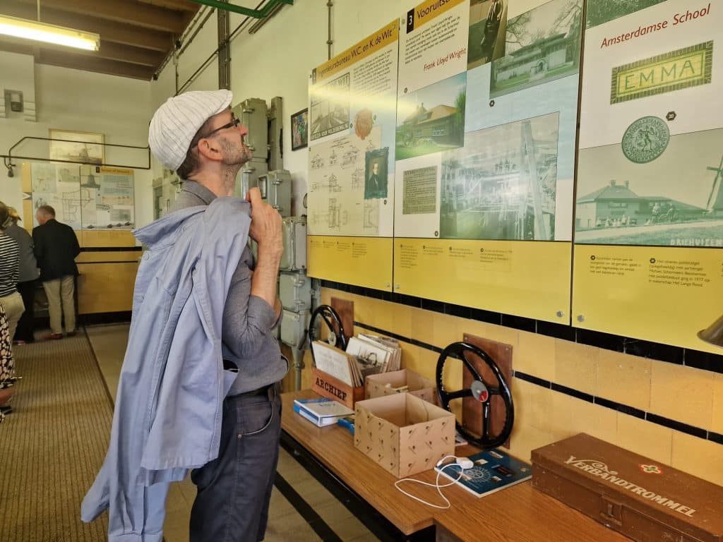 Museumgemaal Wilhelmina, Boris leest de informatieborden over het gemaal.