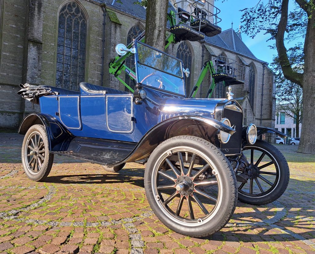 Oldtimer voor Grote Kerk Alkmaar