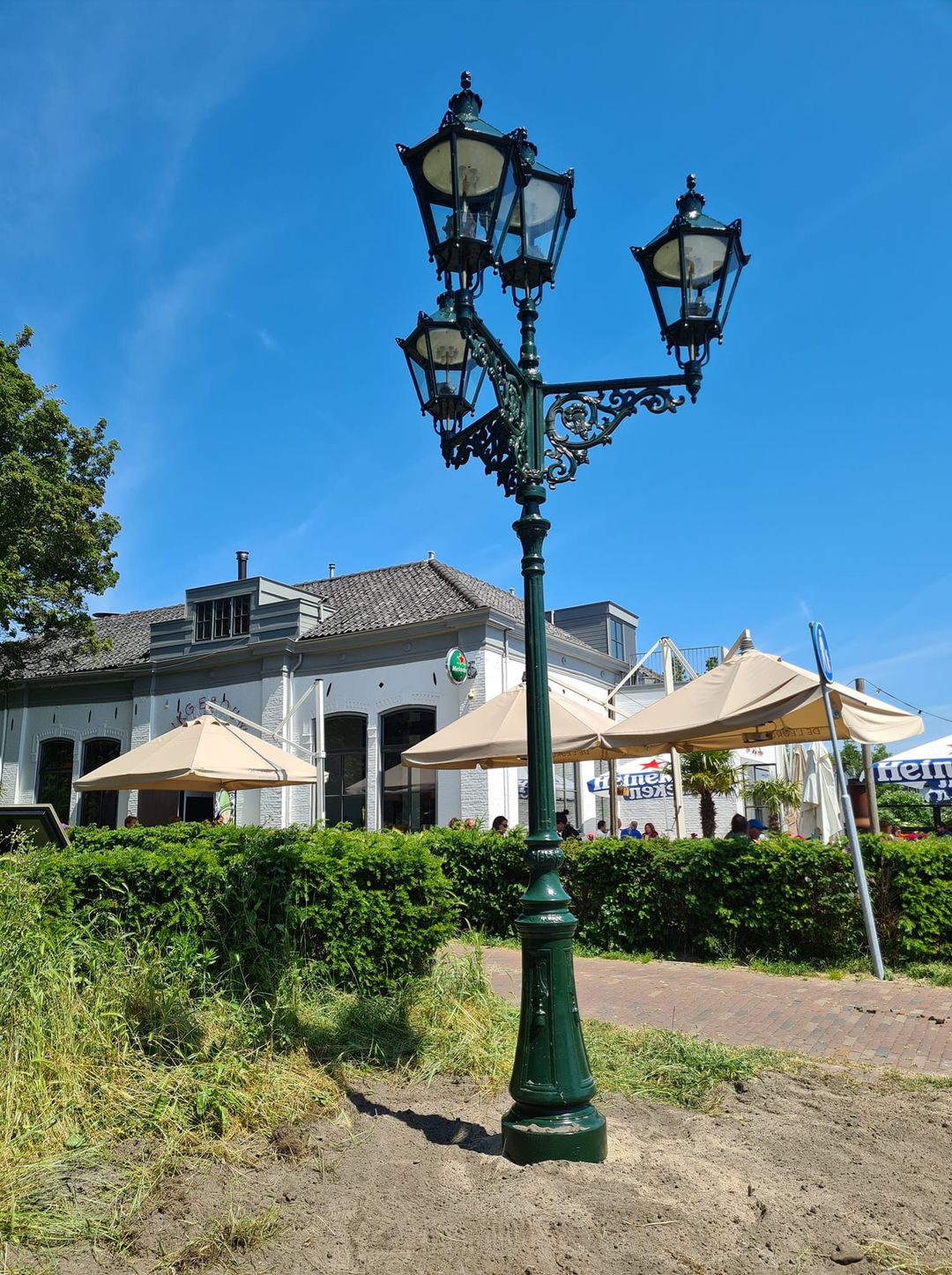 Oude gaslantaarn op nieuwe plek in Victoriepark