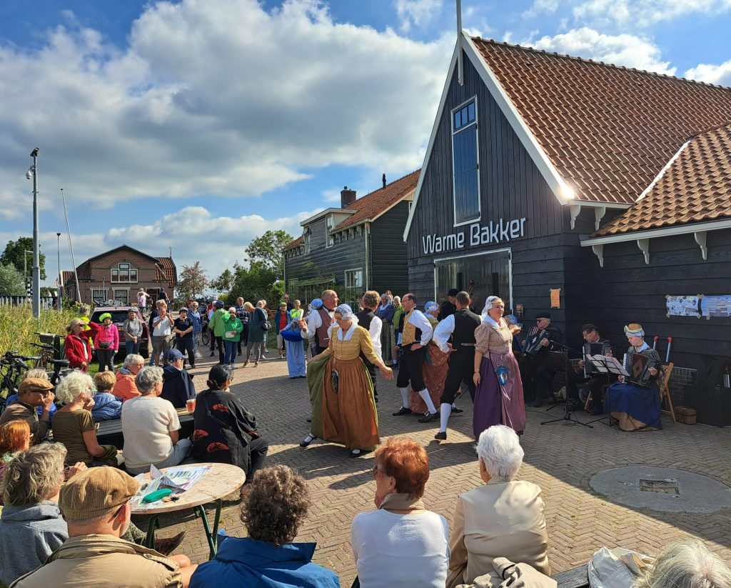 Schermerdansers in Oterleek bij Korenmolen De Otter