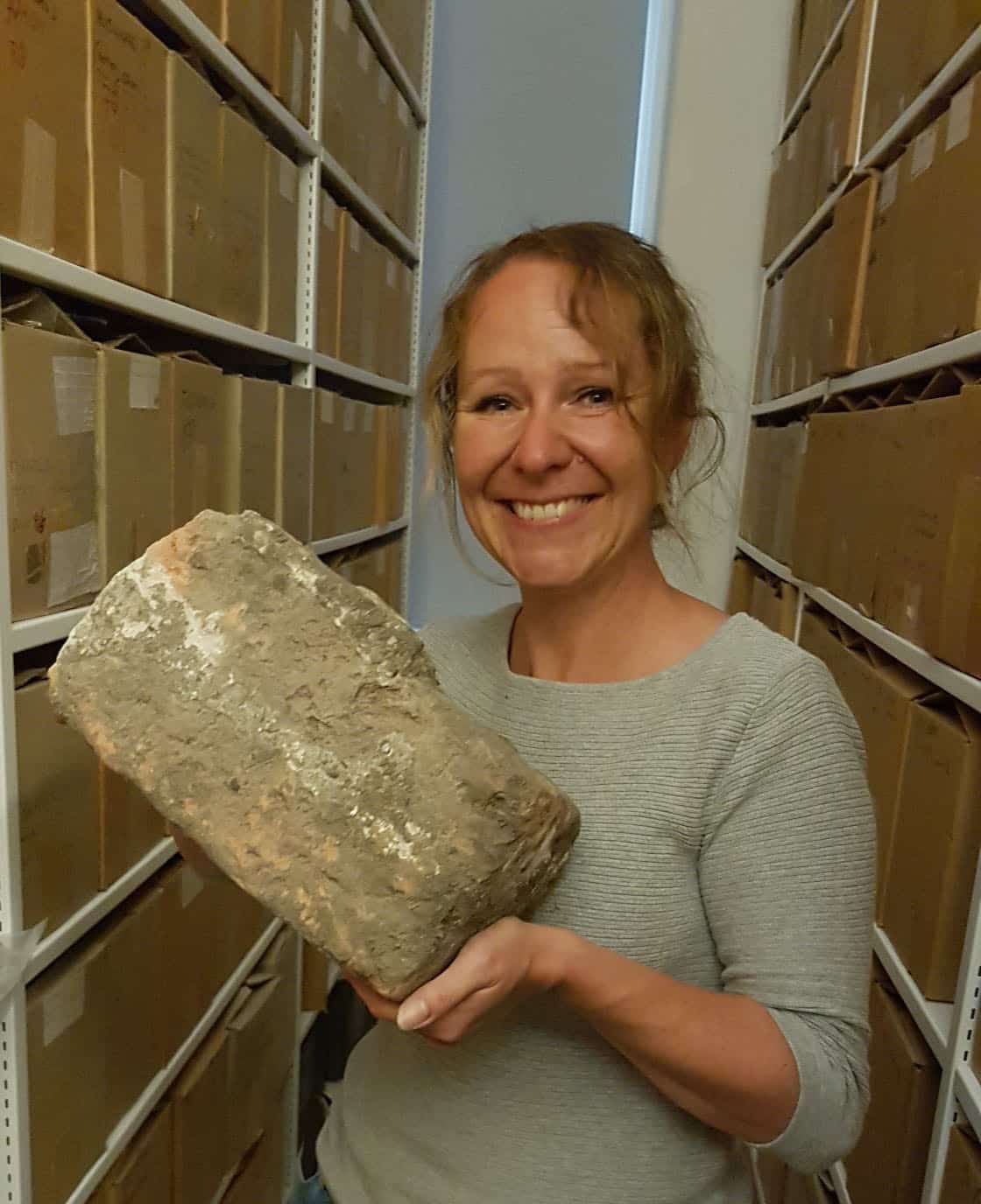 Stukje kasteel, een groot brok steen heeft stadsarcheologe Nancy de Jong hier in haar handen.