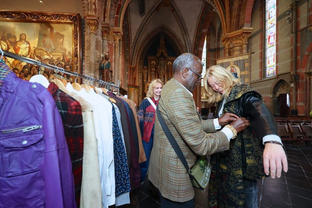 Vintage markt in de Sint Laurentiuskerk aan het verdronkenoord.