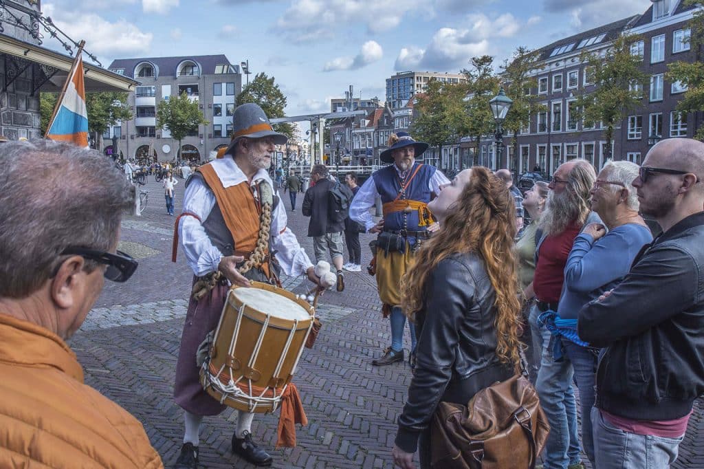 Vive les Gueux Waagplein met toeschouwers