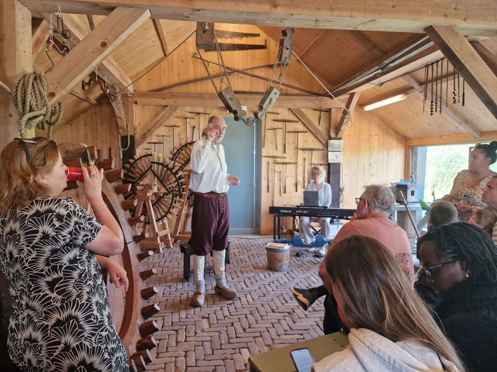 Wim van Bokhorst kruipt in de huid van een molenaar bij de Museummolen