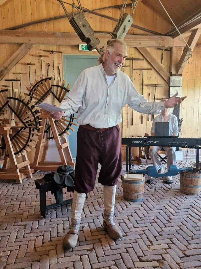 Wim van Bokhorst kruipt in de huid van een molenaar bij de Museummolen