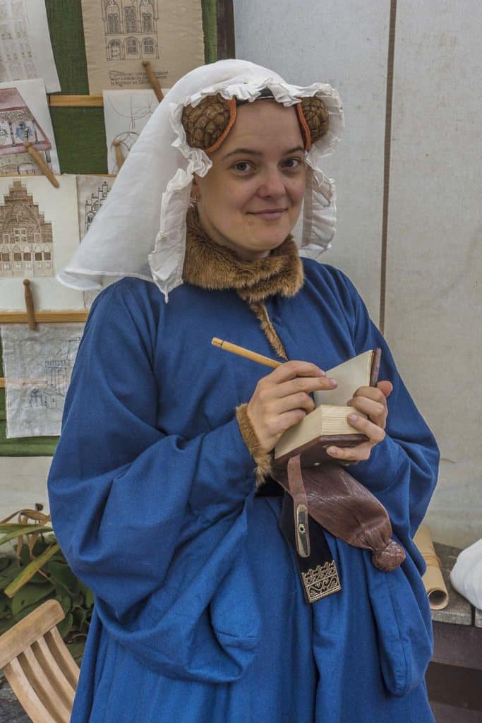 Kasteelverhalen bij de entree van de Grote Sint Laurenskerk