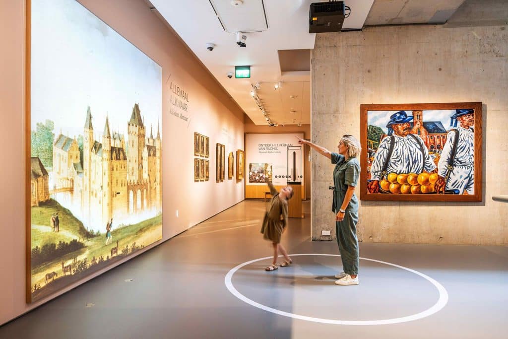 Stedelijk Museum Alkmaar, moeder met kind bij expostie