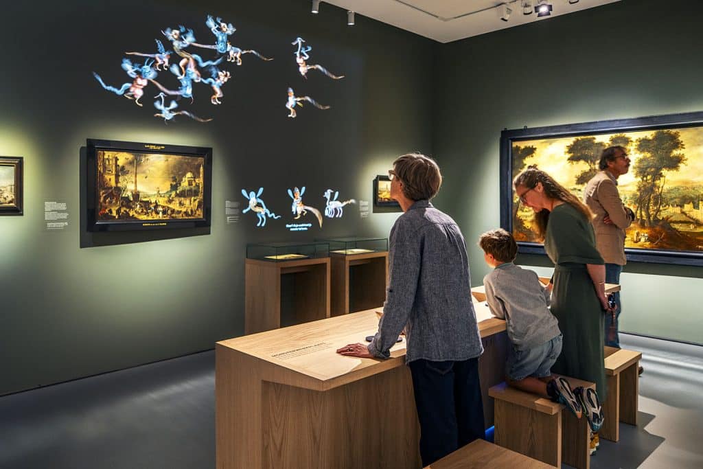 Stedelijk Museum Alkmaar, projecties op de muur naast een schilderij