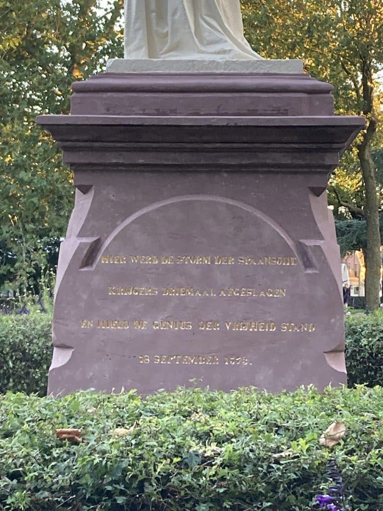 Tekst op de sokkel van Victorientje in het Victoriepark in Alkmaar.